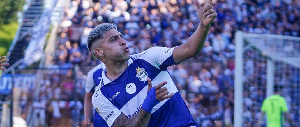 Chelo Torres celebra su gol ante Vélez Gimnasia derrotó a Vélez en el Bosque