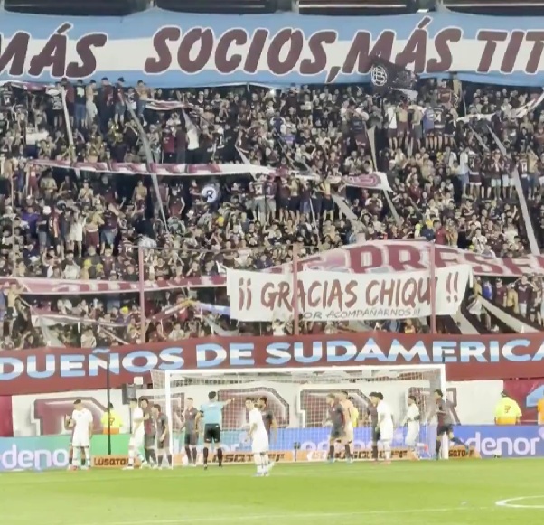Bandera agredecimiento a Chiqui Tapia en Lanús