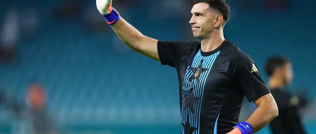 Dibu Martínez no estará en la convocatoaria de la Selección Argentina para enfrentar a Angola