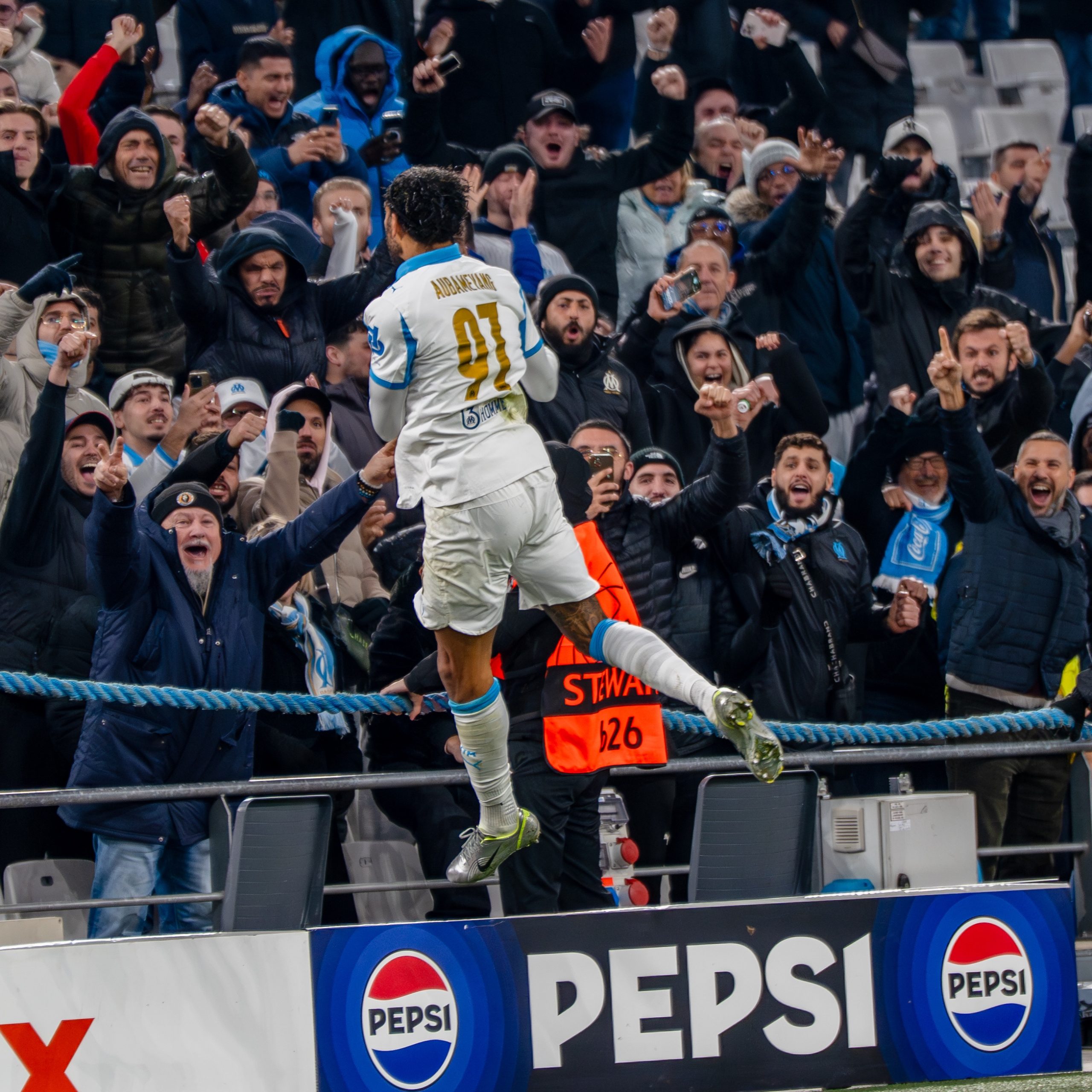 Olympique de Marsella remontó ante Newcastle con doblete de Aubameyang y volvió al triunfo en Champions