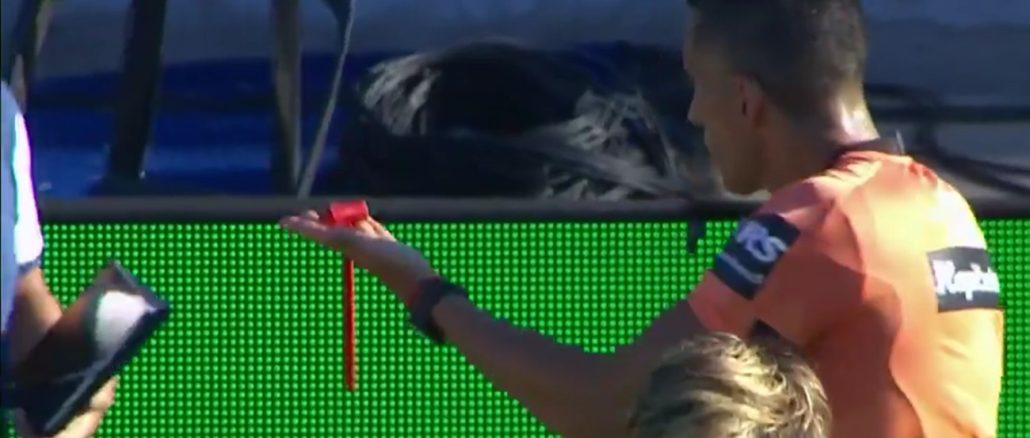 Falcón Pérez mostrando el martillo que le arrojaron Impactante agresión con un martillo al juez Falcón Pérez