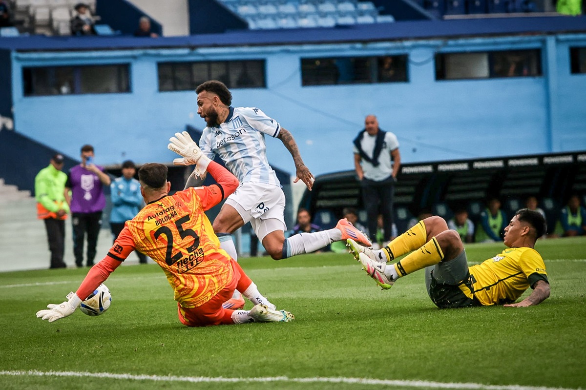 Fue 1 a 0 con gol de Duván Vergara en Avellaneda. Racing le ganó a Defensa con olor a playoffs y Sudamericana