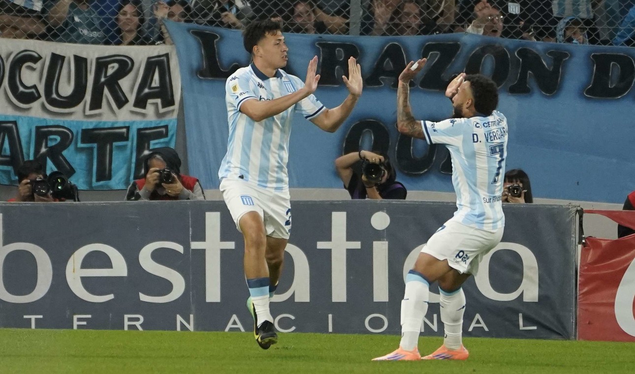 Reaccionó Racing y llegó el empate con tiro de Adrián Fernández y gol en contra de Martínez Quarta