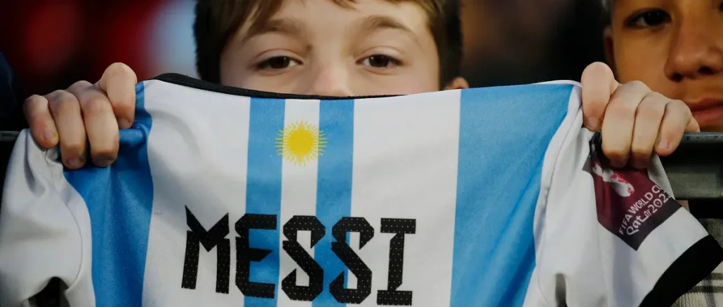 argentina-v-venezuela-fifa-world-cup-2026-qualifier (7) Adidas lanzará una camiseta de la Selección Argentina en versión Fútbol Americano