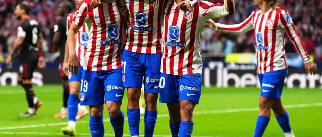 Atlético Madrid 3 vs Sevilla 0 Fue 3 a 0 con goles de Julián Álvarez, Thiago Almada y Griezmann. Atlético Madrid goleó a Sevilla e igualó la línea del Barcelona