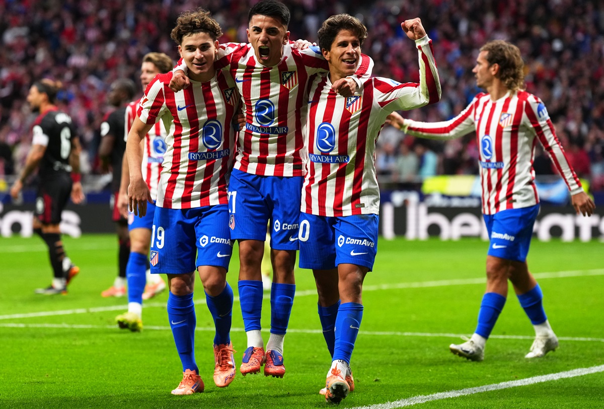 Fue 3 a 0 con goles de Julián Álvarez, Thiago Almada y Griezmann. Atlético Madrid goleó a Sevilla e igualó la línea del Barcelona
