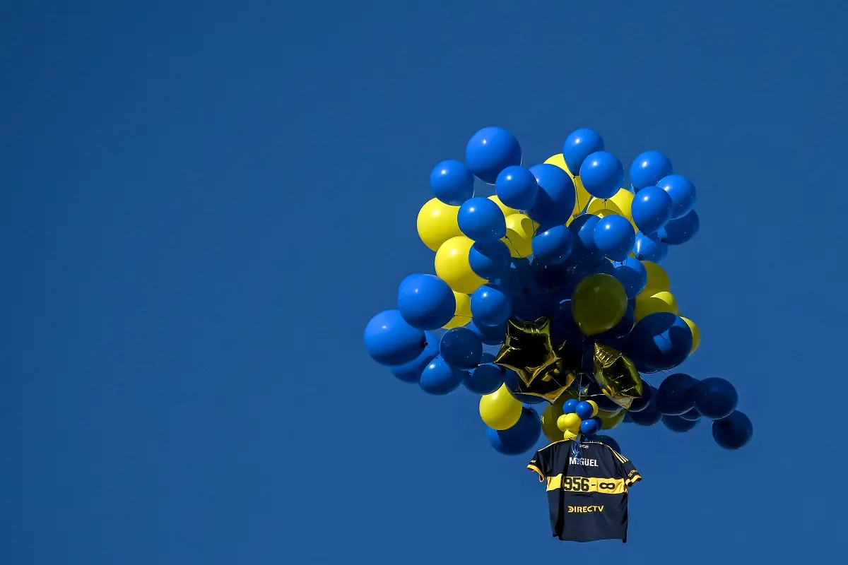 Emotivo momento de Nacho Russo con la camiseta encontrada de Miguel en Uruguay