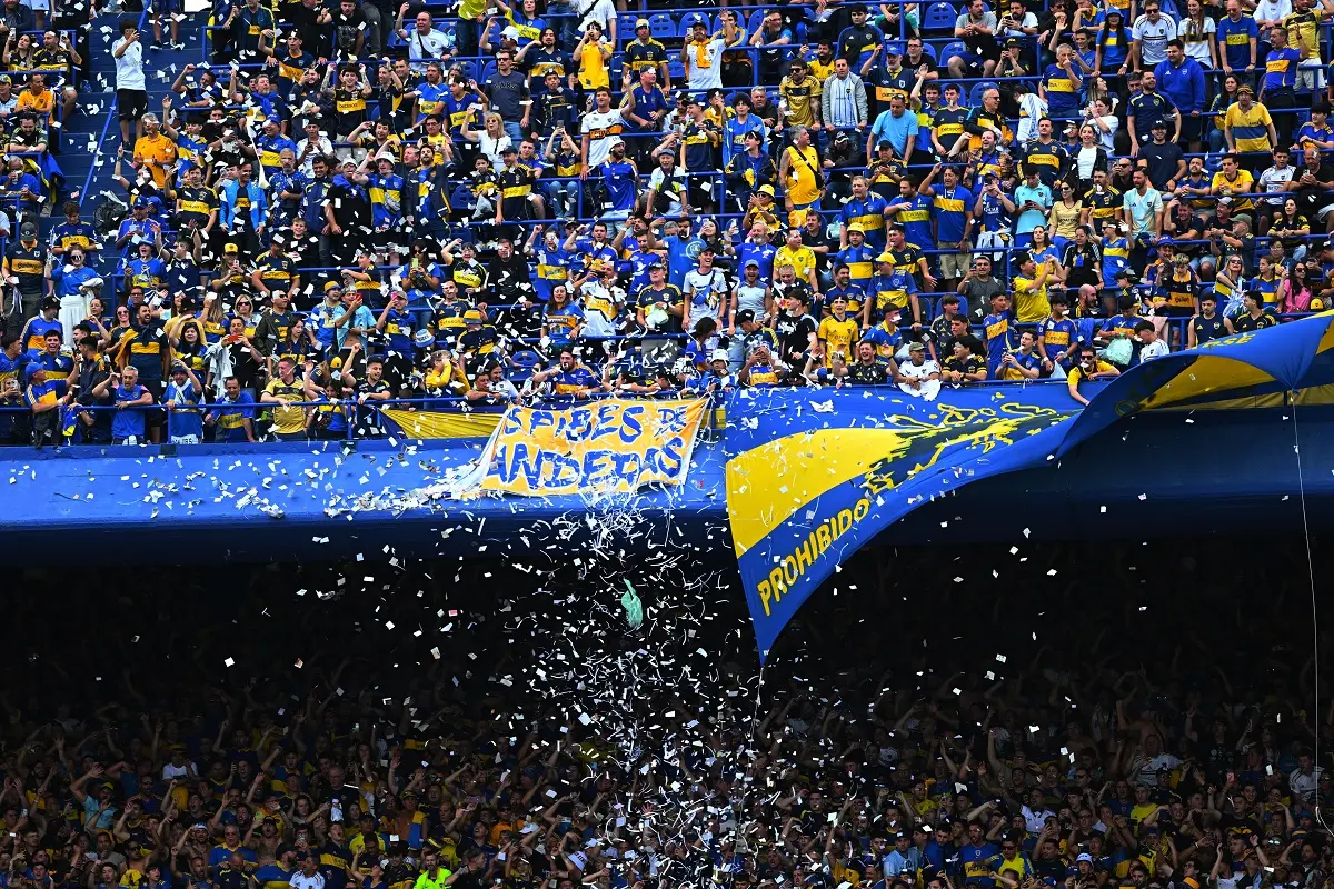 Gran recimiento de los hinchas de Boca en el Superclásico a puro color y papelitos