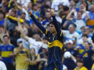 Changuito Zeballos metió su gol en un Superclásico y lo festejó abrazado a los hinchas