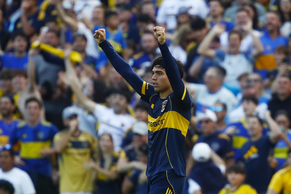 Changuito Zeballos metió su gol en un Superclásico y lo festejó abrazado a los hinchas