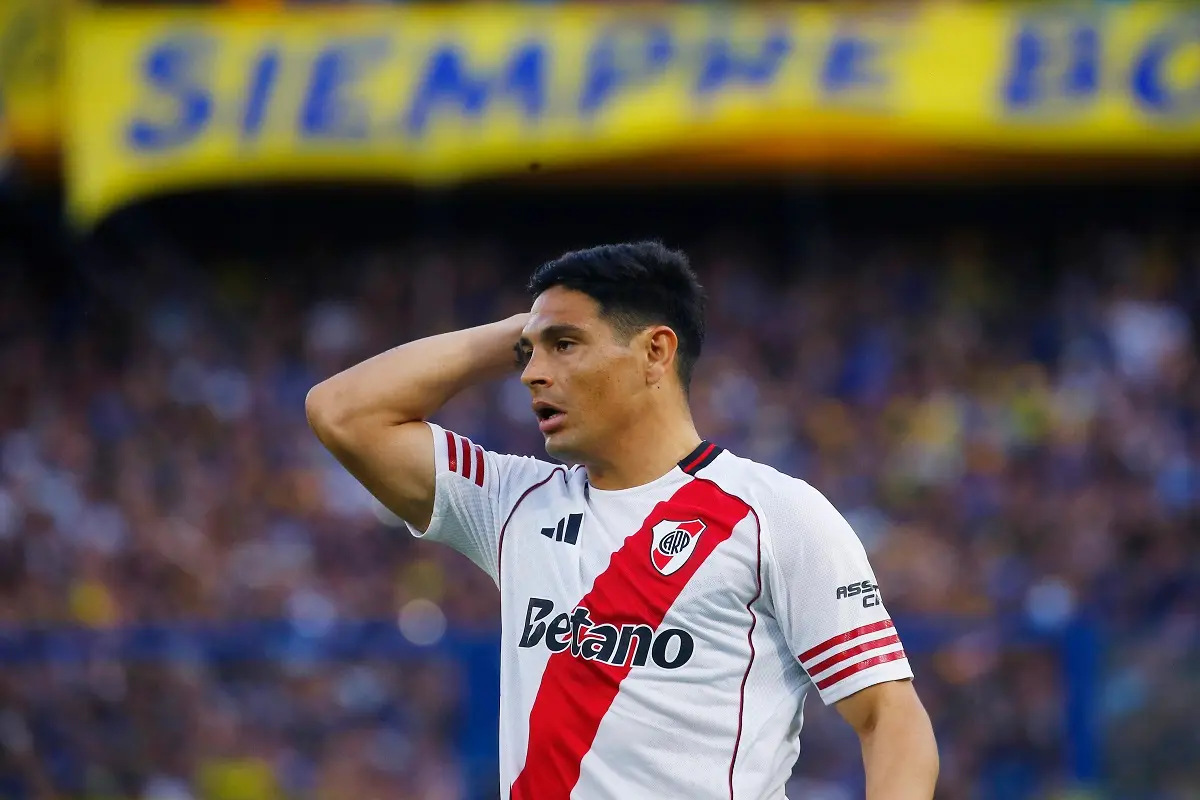 Maxi Salas le pegó una piña de atrás a un hincha de Boca tras perder el Superclásico