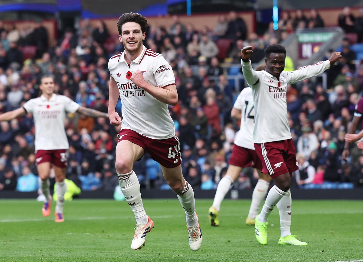 Arsenal derrotó a Burnley y mantuvo su liderazgo en soledad