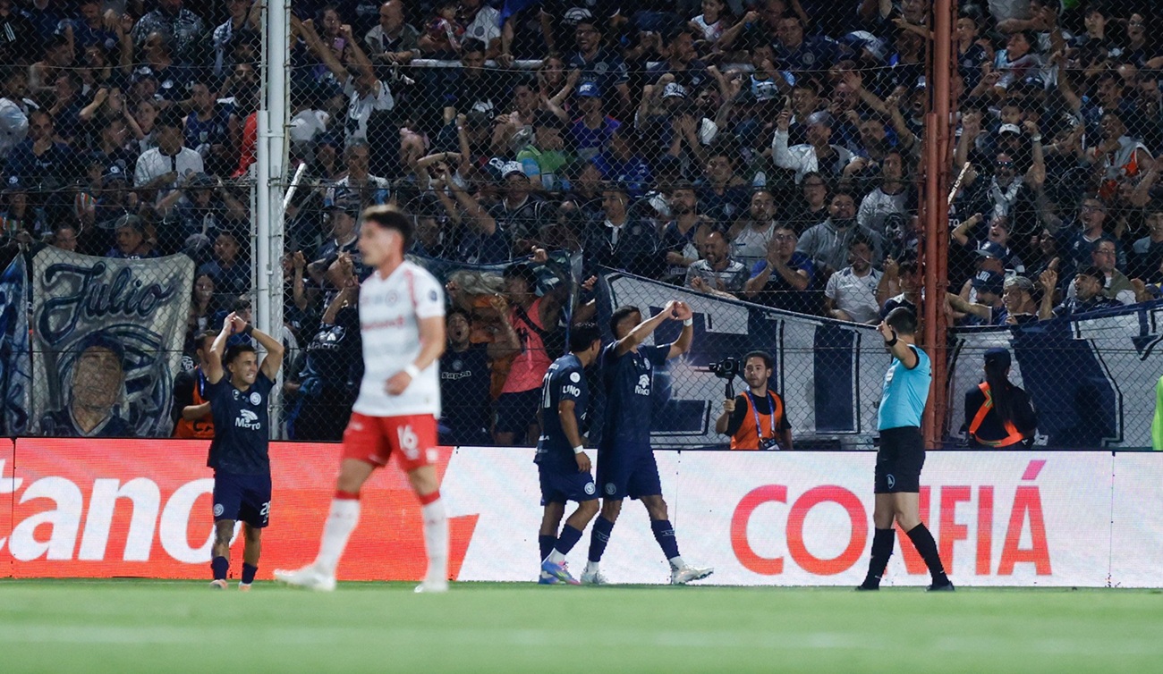 Álex Arce aprovechó las dudas de Chiquito Romero