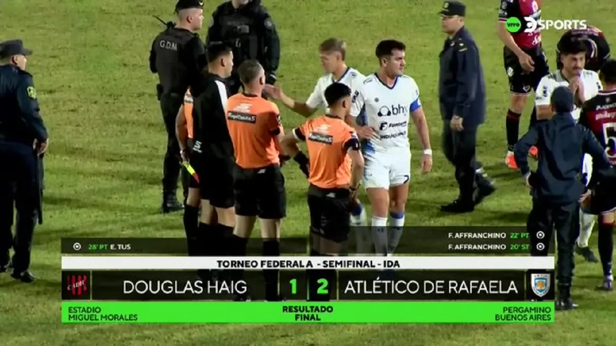 Escándalo en el Federal A: un hincha de Douglas Haig entró al campo e intentó agredir al árbitro