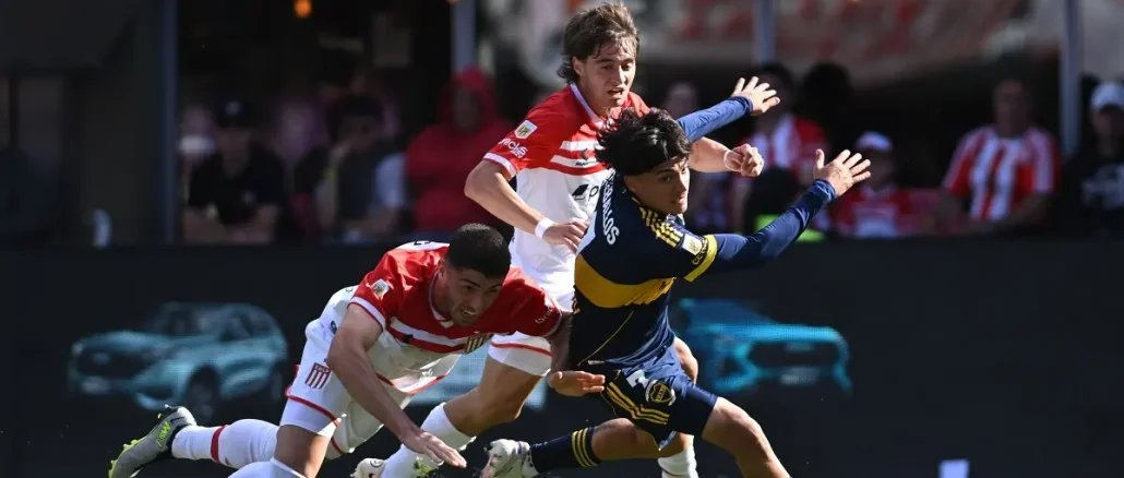 estudiantes-v-boca-juniors-torneo-apertura-betano-2025 (1) Exequiel Zeballos corrigió su fallo y continuó su buen andar en Boca con un gol ante Estudiantes