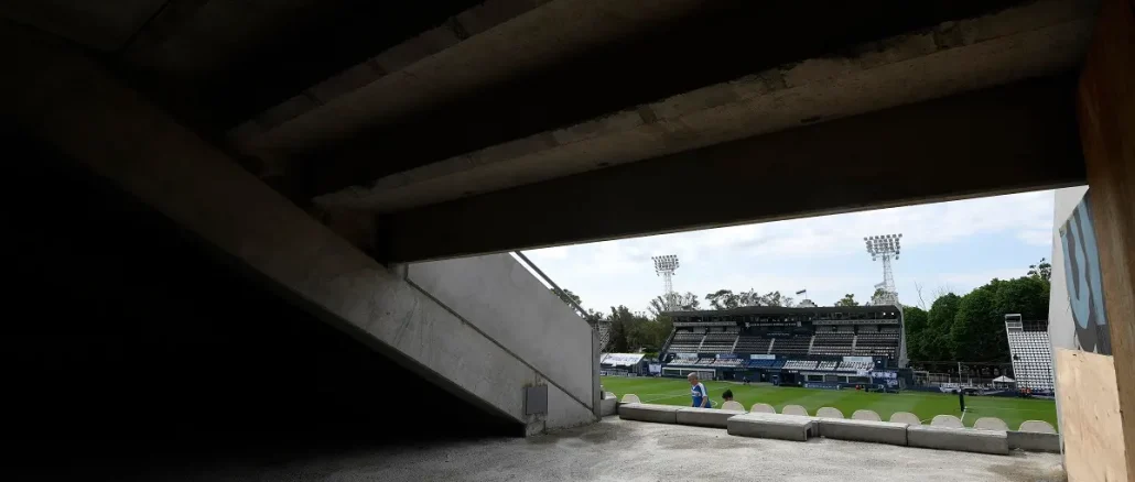 gimnasia-y-esgrima-la-plata-v-river-plate-copa-de-la-liga-profesional-2023 Detuvieron al hincha de Gimnasia que le tiró un martillo al árbitro Yael Falcón Pérez en el Bosque