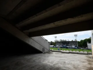 Detuvieron al hincha de Gimnasia que le tiró un martillo al árbitro Yael Falcón Pérez en el Bosque