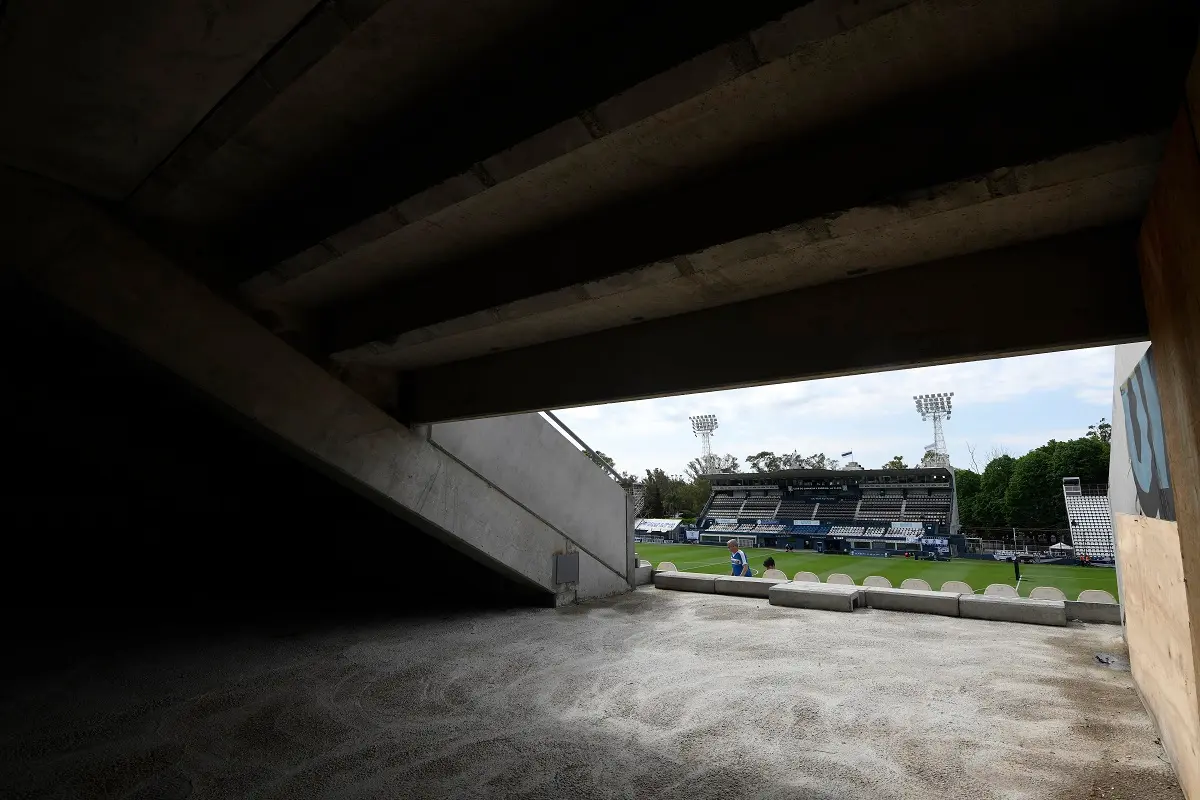 Detuvieron al hincha de Gimnasia que le tiró un martillo al árbitro Yael Falcón Pérez en el Bosque
