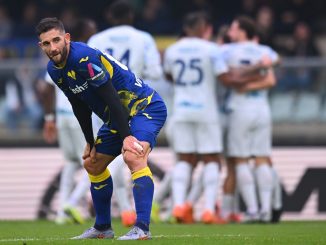 Los Nerazzurri se llevaron tres puntos en la última. Inter derrotó agónicamente a Verona y quedó a uno de Napoli