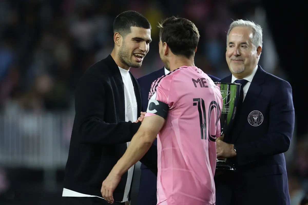 Lionel Messi logró el título 47 de su carrera y el tenista Carlos Alcaraz le entregó el trofeo