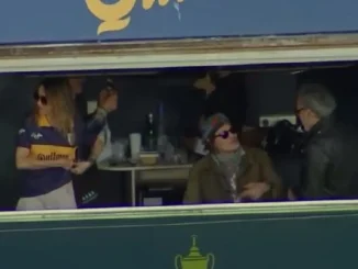El actor Jonnhy Deep visitó La Bombonera y observa el Boca - Tigre en un palco