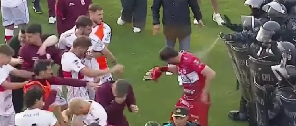 madryn-moron Batalla campal en Deportivo Madryn - Morón: piñas, represión y gas lacrimógeno a jugadores