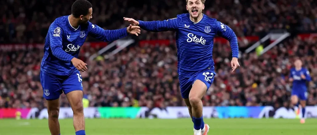 Everton cortó el invicto del Manchester United con un golazo y uno menos durante un tiempo
