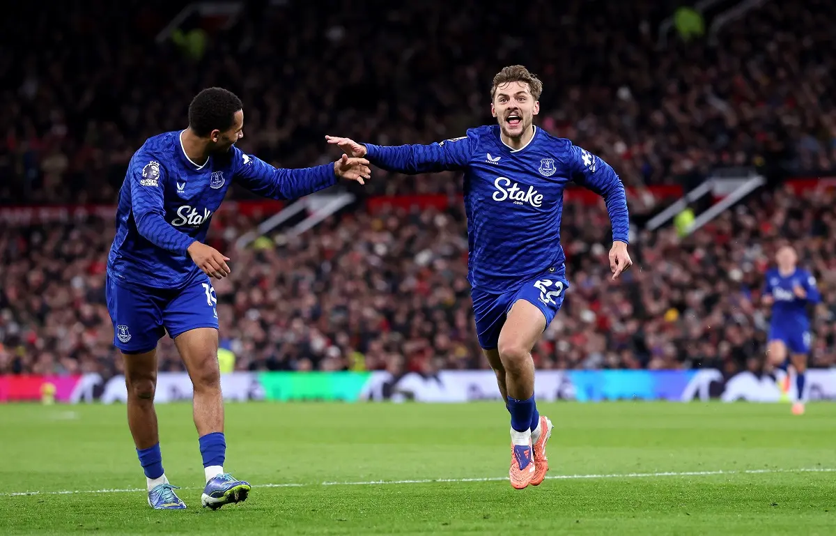Everton cortó el invicto del Manchester United con un golazo y uno menos durante un tiempo
