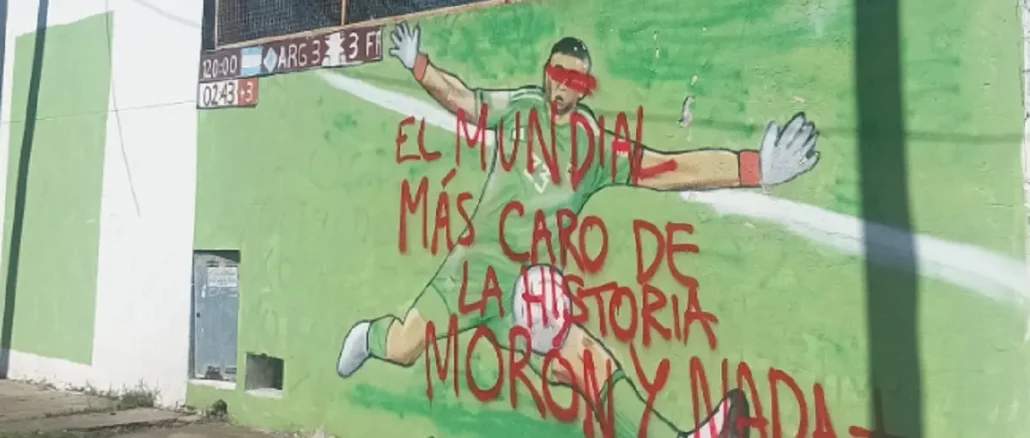 mundial-2022-mural-dibu-martinez Escrachan un mural del Dibu Martínez en Morón tras el escándalo en Madryn