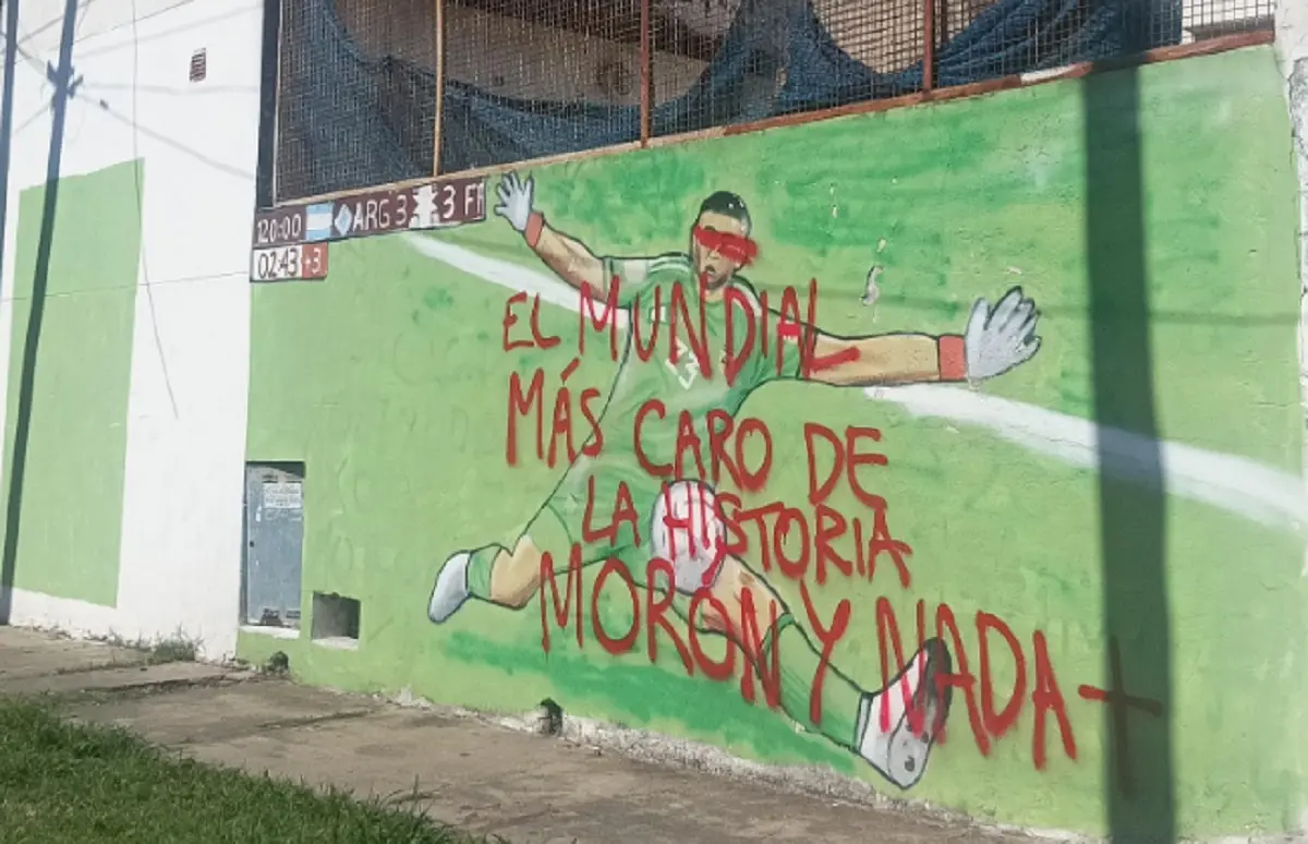 Escrachan un mural del Dibu Martínez en Morón tras el escándalo en Madryn