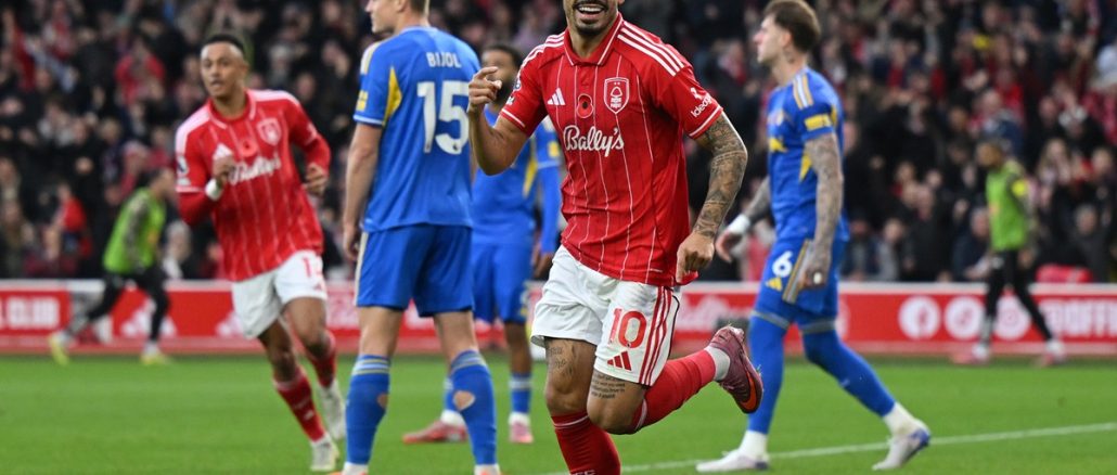 Nottingham Forest 3 vs Leeds 1 Los de Sean Dyche quieren salir de la zona baja en Premier League. Nottingham Forest retomó la senda del triunfo con un 3 a 1 a Leeds
