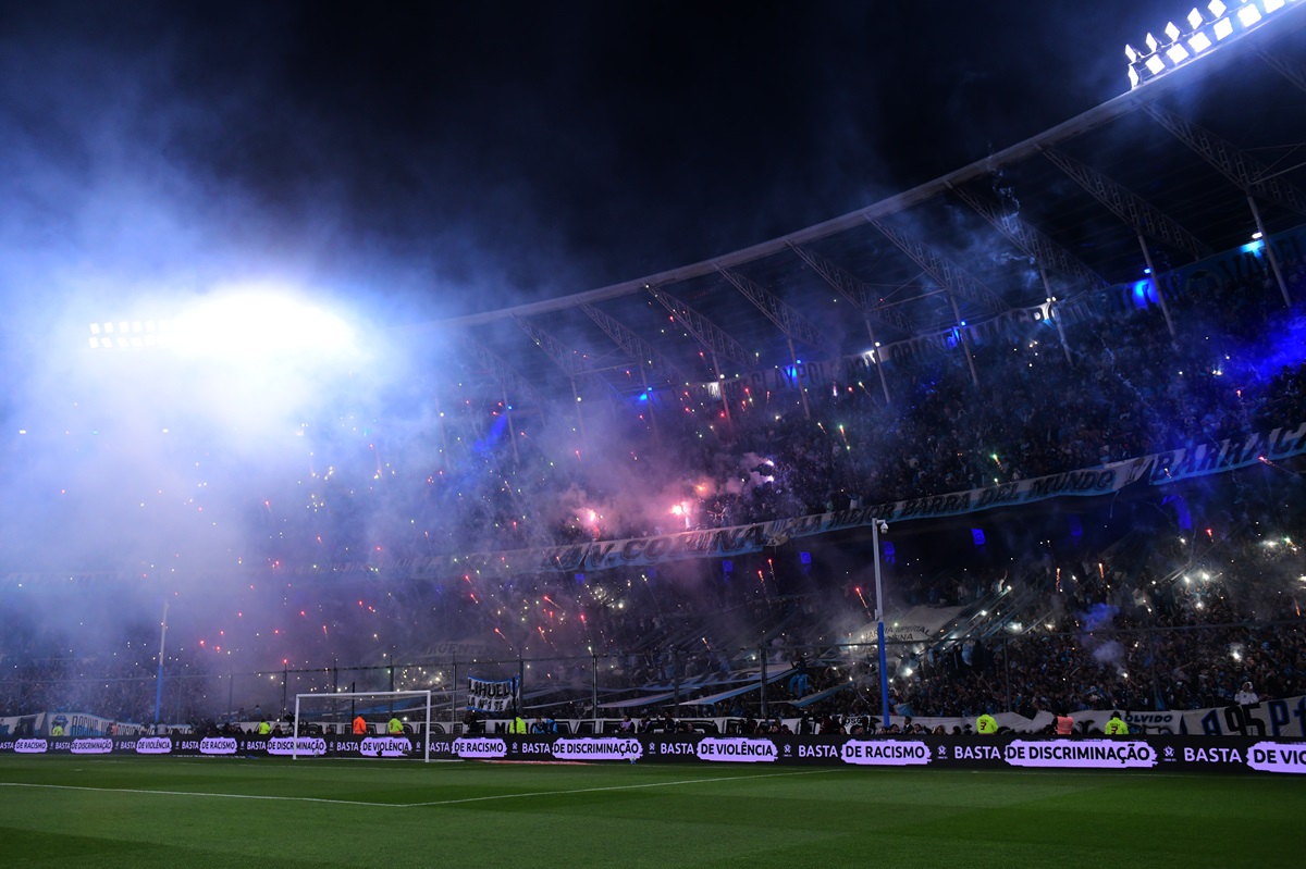La Academia tenía una multa de tres fechas que se bajó a una. Racing jugará con público ante River en playoffs