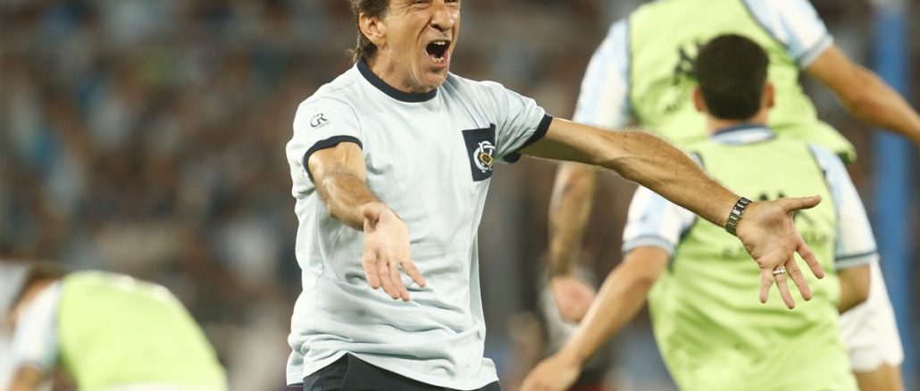 Gustavo Costas celebra la victoria de Racing ante River El entrenador de Racing ponderó a todo el plantel. También, Gustavo Costas sostuvo: "A Santi Sosa hay que hacerle cinco estatuas"