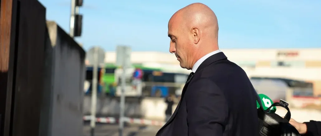 Insólito: Luis Rubiales fue atacado a huevazos y el agresor resultó ser su propio tío