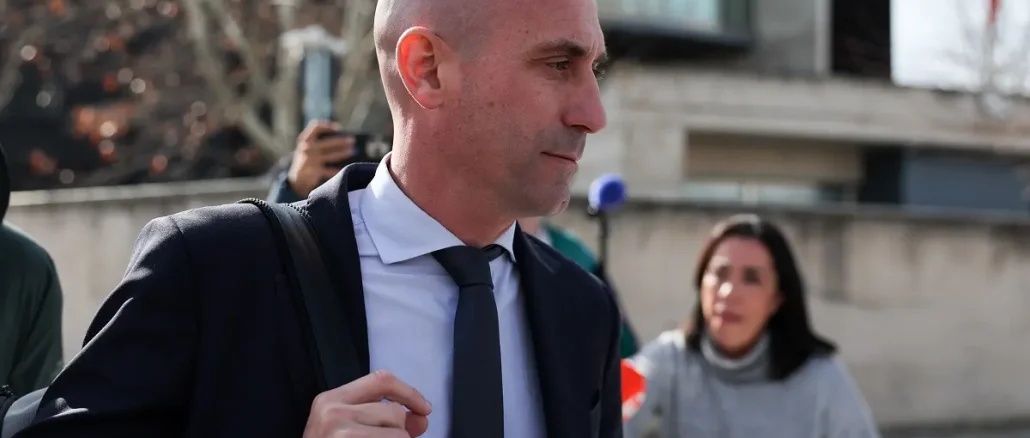 rubiales-attends-madrid-court-over-jenni-hermoso-kiss (4) Luis Rubiales, crítico: "Rafael Louzán le ha dado las llaves de la RFEF a Javier Tebas"