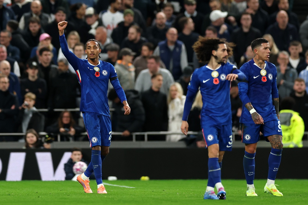 Chelsea se quedó con el derbi londinense ante Tottenham y da pelea en Premier League