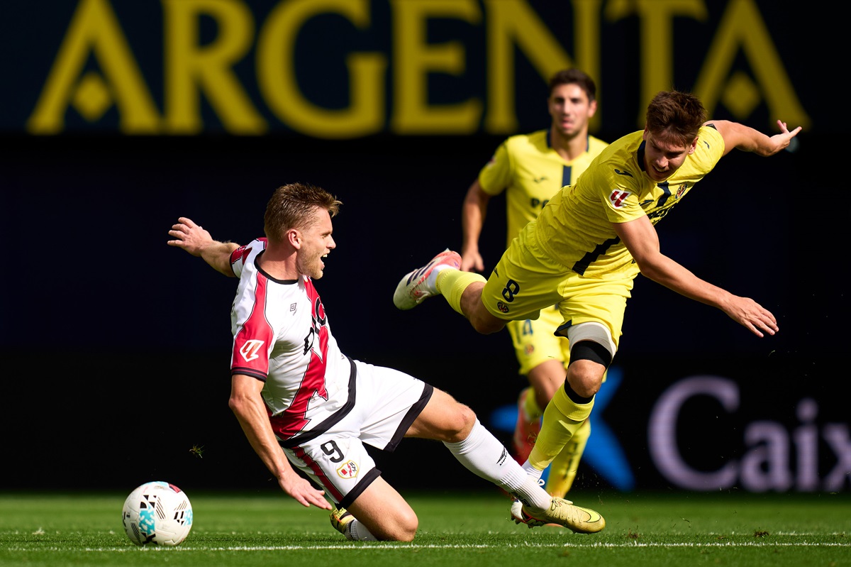 Villarreal goleó 4 a 0 a Rayo Vallecano y superó la línea de Barcelona