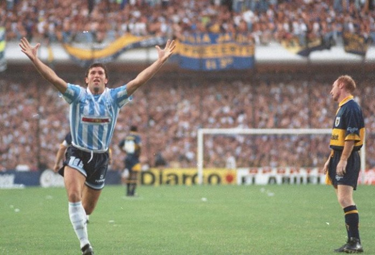 Tres goles del Mago Capria en un show en la ribera. Se cumplen 30 años del 6 a 4 de Racing a Boca en la Bombonera