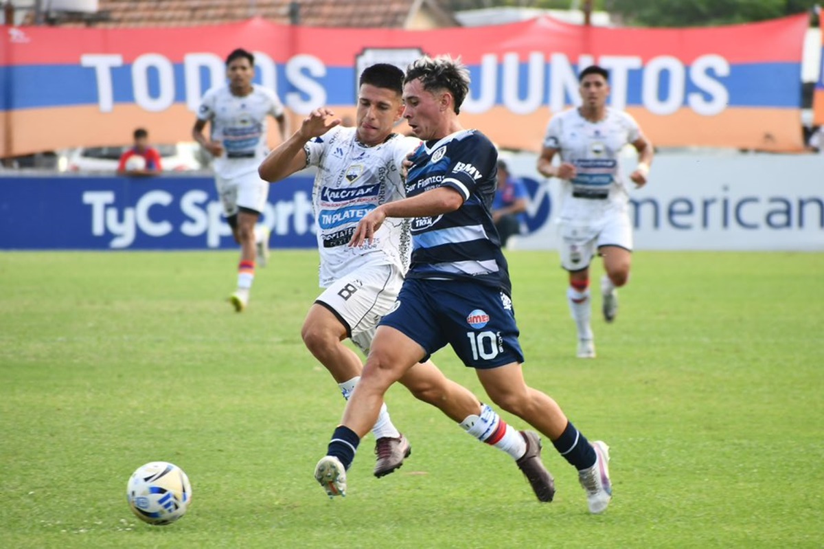 Nahuel Troxler de cabeza achicó la diferencia en la serie. Deportivo Armenio empató pero Acassuso sigue liderando la serie