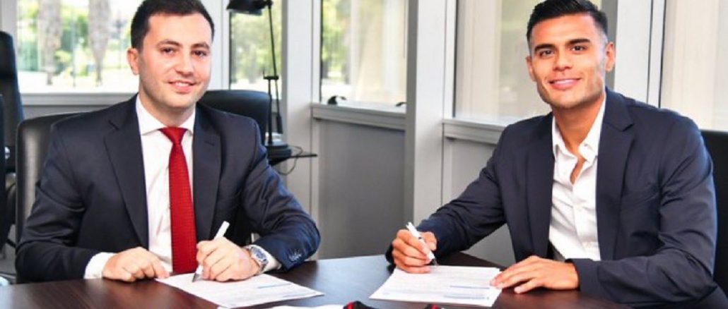 Junto al presidente Stéfano Di Carlo, Fausto Vera firmó su contrato y fue oficializado como la primera incorporación de River.