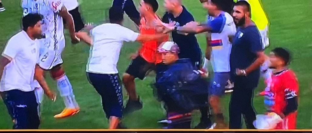 El Quemero quiso festejar en Maschwitz pero la cosa se complicó. Acassuso ascendió pero la final terminó con invasión y golpes de puño