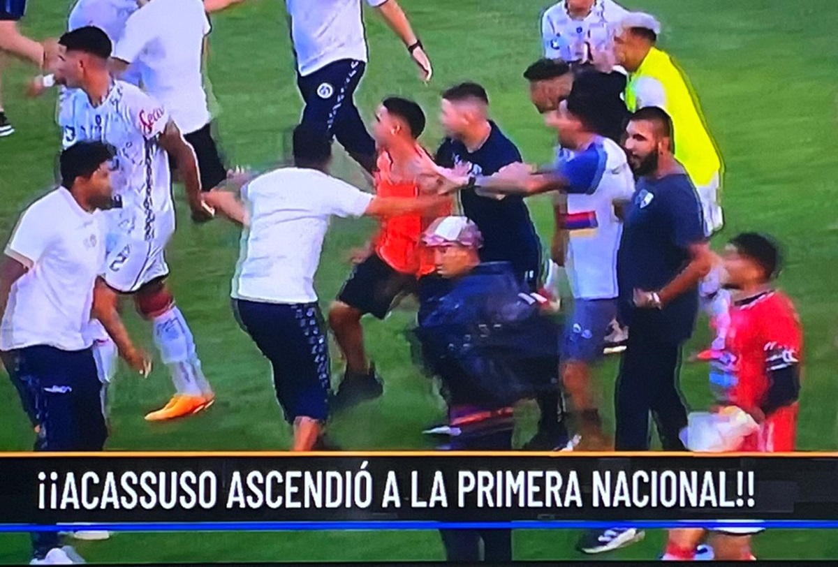 El Quemero quiso festejar en Maschwitz pero la cosa se complicó. Acassuso ascendió pero la final terminó con invasión y golpes de puño