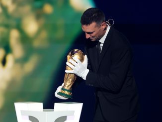 Lionel Scaloni fue el encargado de dejar la Copa del Mundo en la antesala del sorteo.