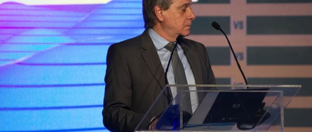 Luis Silva y los microfonos en Copa Argentina Al gerente de torneos se le desarmó el atril. Silva, los micrófonos y el momento viral del sorteo de Copa Argentina