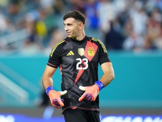 El arquero del Aston Villa se aleja del Rojo de Avellaneda. Dibu Martínez sobre una vuelta a Independiente: "Lo veo lejos"