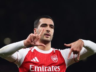 Arsenal venció a Brentford con otro gol de Merino