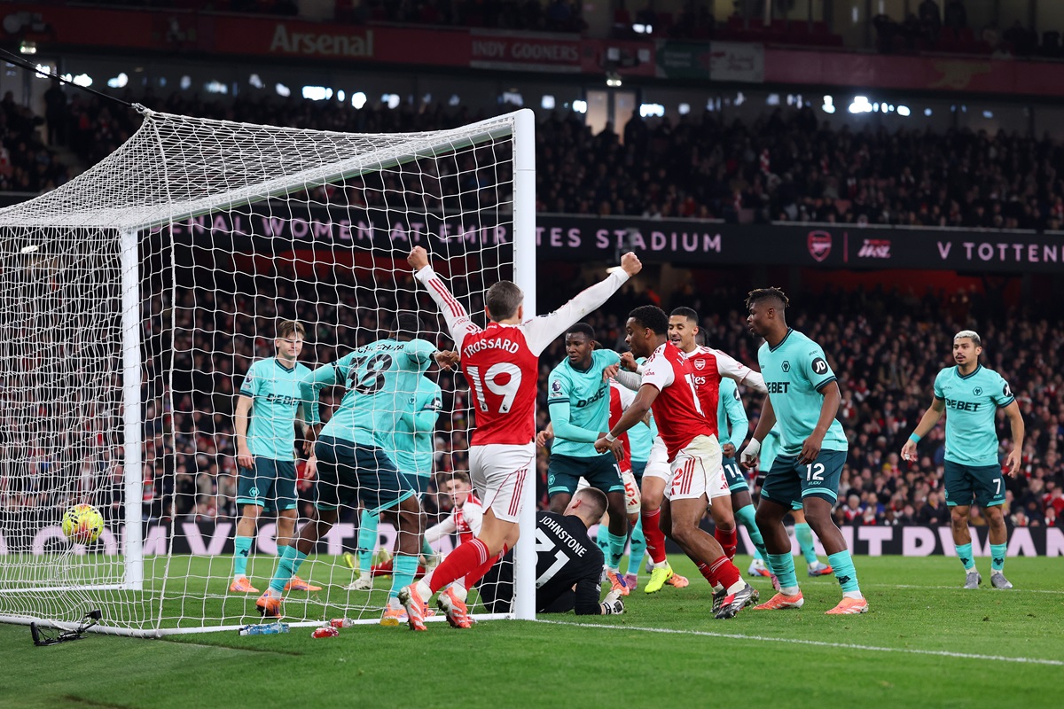 Fue 2 a 1 con gol en contra de Sam Johnstone. Arsenal le ganó con lo justo a Wolverhampton y saca ventaja en la cima