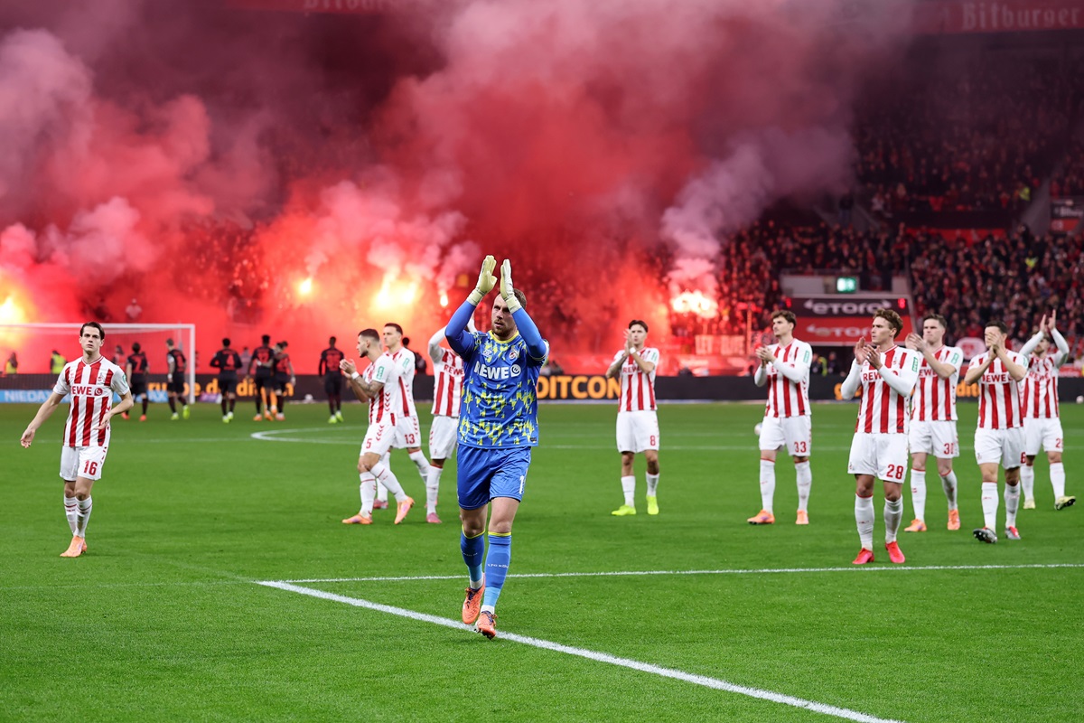 La visita se retiró del estadio por excesivos controles. Protestas contra la policía en Bayer Leverkusen - Colonia por Bundesliga