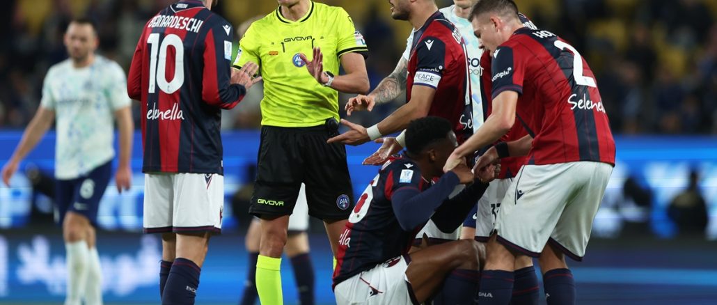 Bernardeschi aún en cancha en Bologna - Inter porque luego saldría lesionado El ex Juventus salió a los 40 minutos del primer tiempo. Dura lesión en el hombro para Bernardeschi en Inter - Bologna