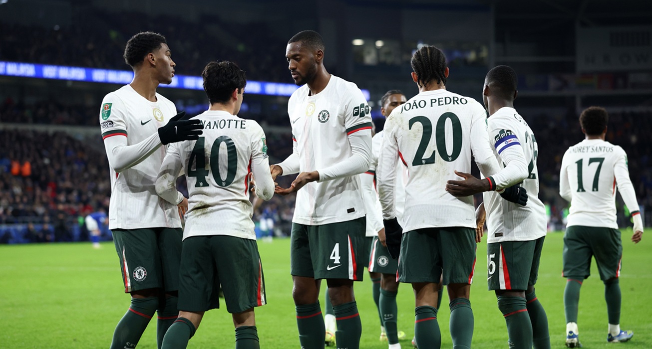 Chelsea sufrió en Cardiff pero clasificó a semifinales de la Copa de la Liga